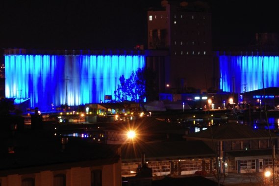 120160 cette photo silos illumines ete1