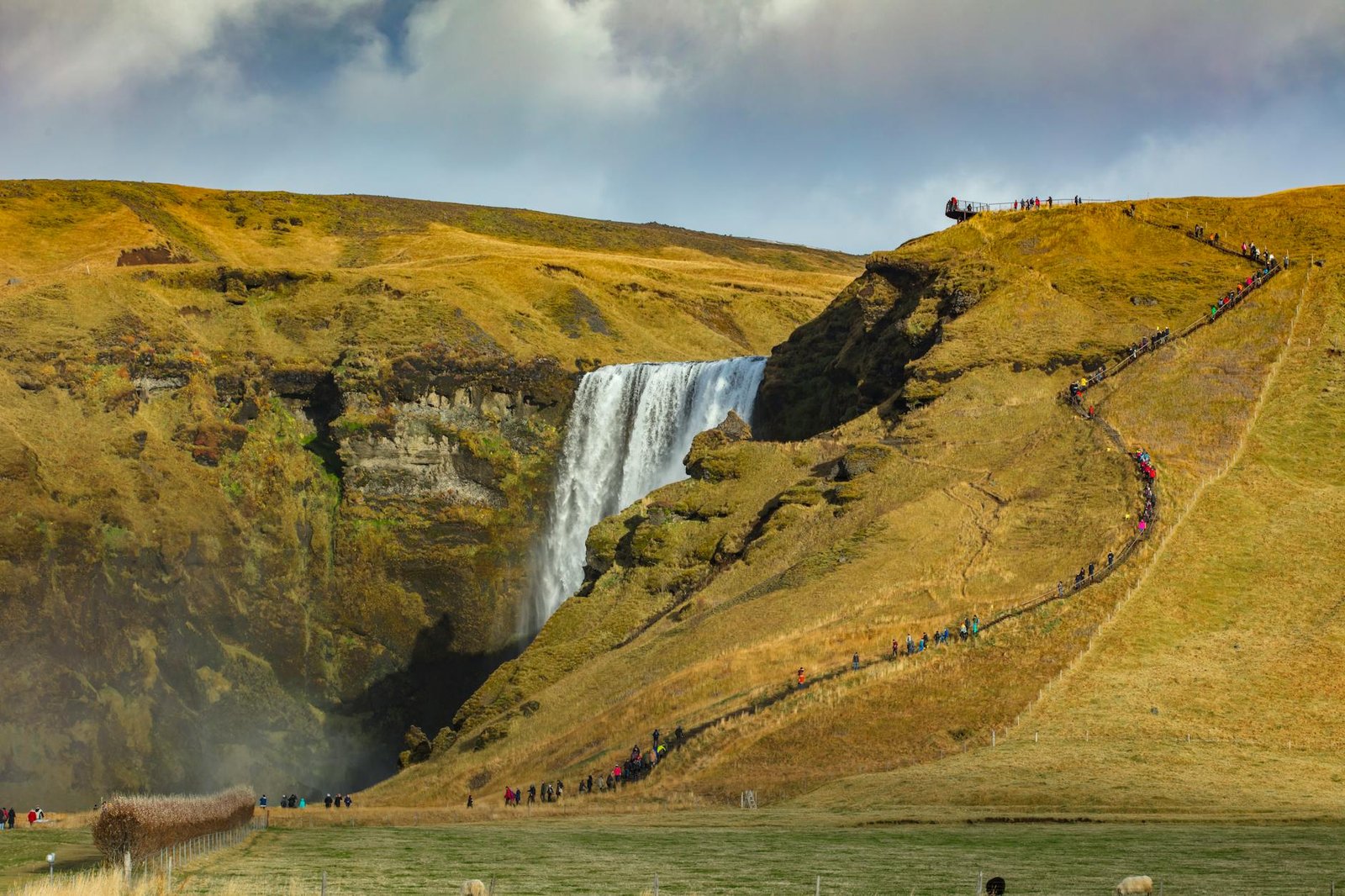 Cascada Skógafoss en el sur de Islandia