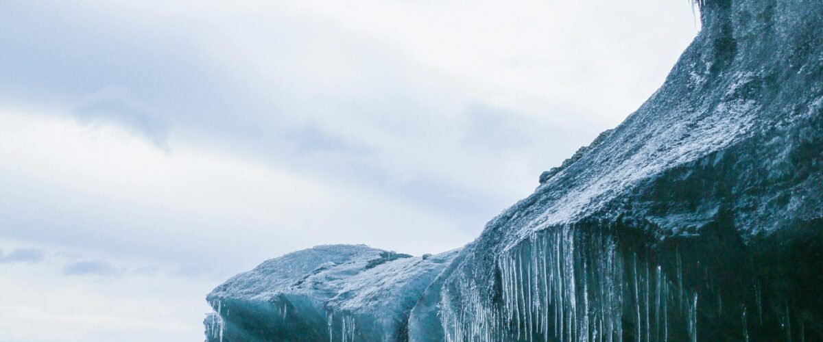 Cuevas de hielo en Islandia: la experiencia más espectacular del invierno
