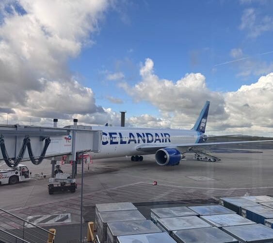 Avión de Icelandair en la pista del aeropuerto internacional de Keflavík