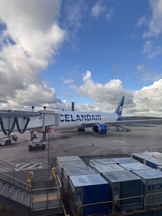 Avión de Icelandair en la pista del aeropuerto internacional de Keflavík